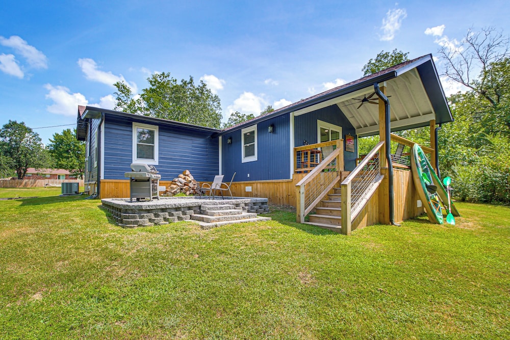 Lake Hamilton Retreat w/ Kayaks & Spacious Yard!