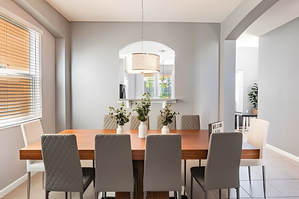 Solterra 6br, 4 Ensuites, Pool & Game Room
