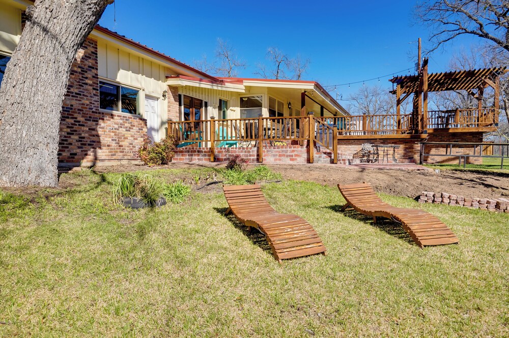 On-site River Access: Fishing Retreat in Granbury!