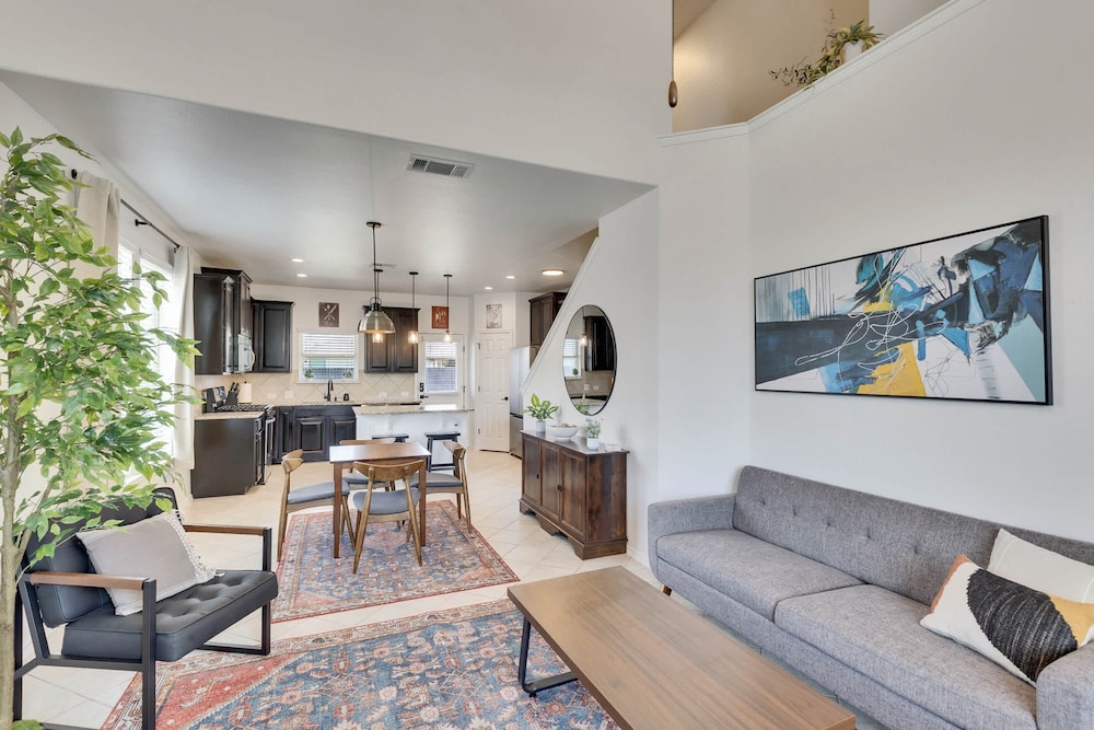 Luxury 4BR 2 5BA Home EV Charger Pool Access
