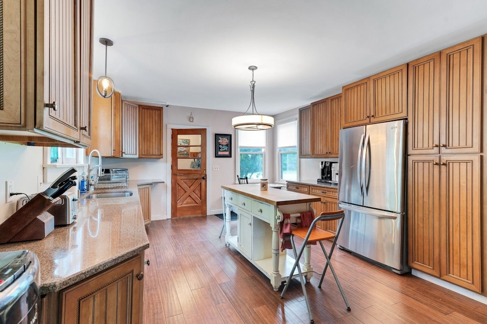 Spacious Victorian Home With Mountain Views And Lots Of Fun Extras!! 5 Bedroom Farmhouse by Redawning - Property Image 39