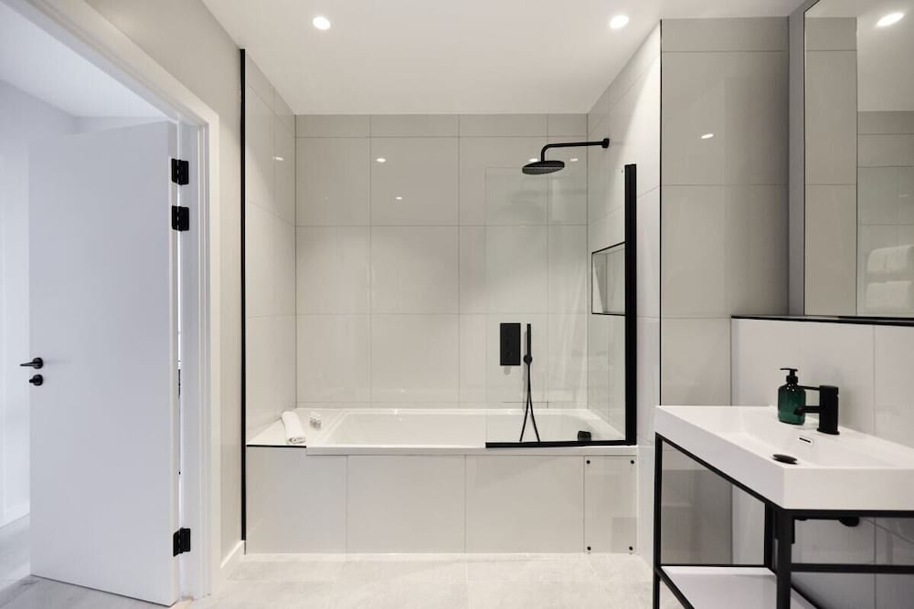 The Brondesbury Scenery - Bright 1bdr Flat With Balcony + Parking