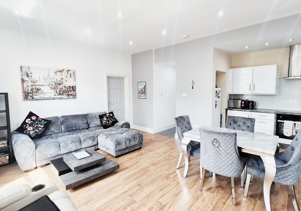 Stylish & Modern 2BR Flat