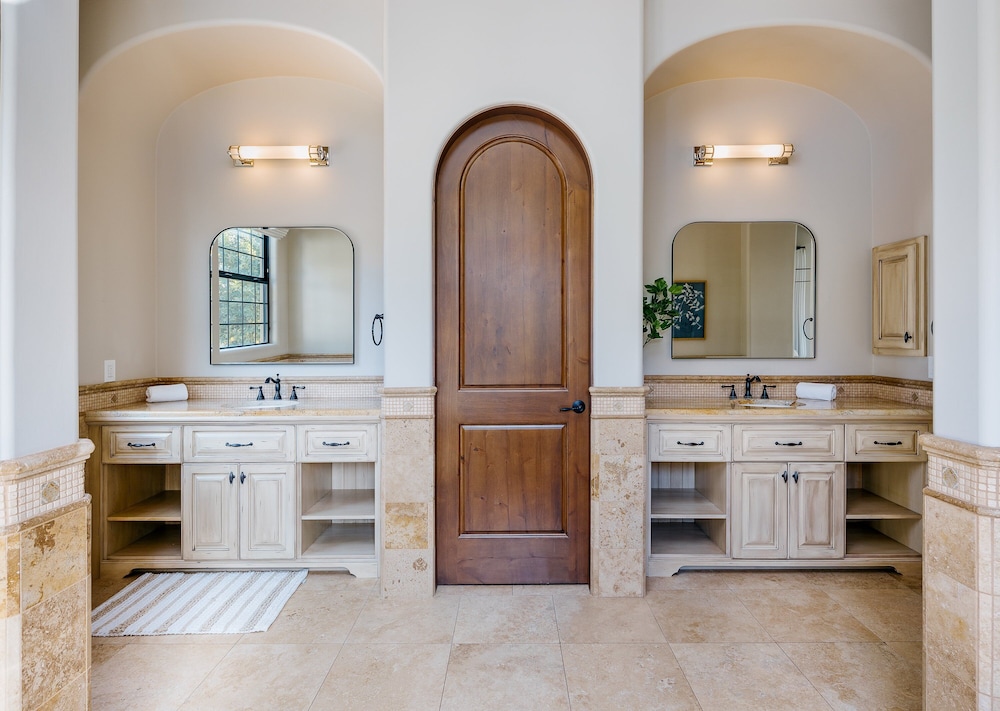 Luxe Poolside Paradise-pool & Spa-vanity Station
