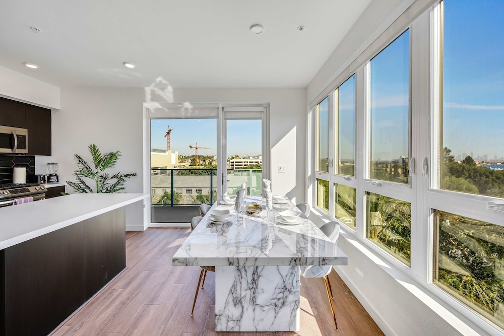 Luxury 2BR Hollywood Pool View by Oneluxstay