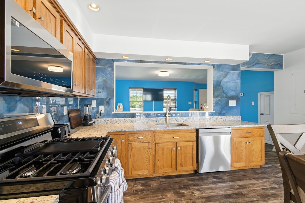 Stylish 3br Retreat Walk To Beach & Boardwalk 3 Bedroom Home