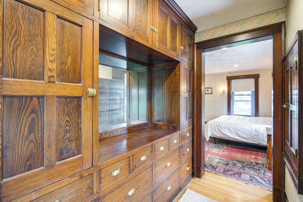 2 Mi to Lake Erie: Spacious Retreat Near Cafes!