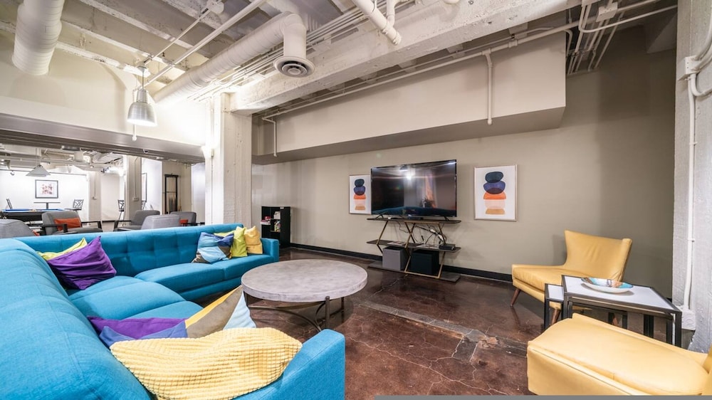 Luxury Downtown Phoenix Loft - Pool Gym Laundry