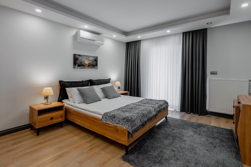 Modern Flat w Patio and Garden 5 min to Lara Beach