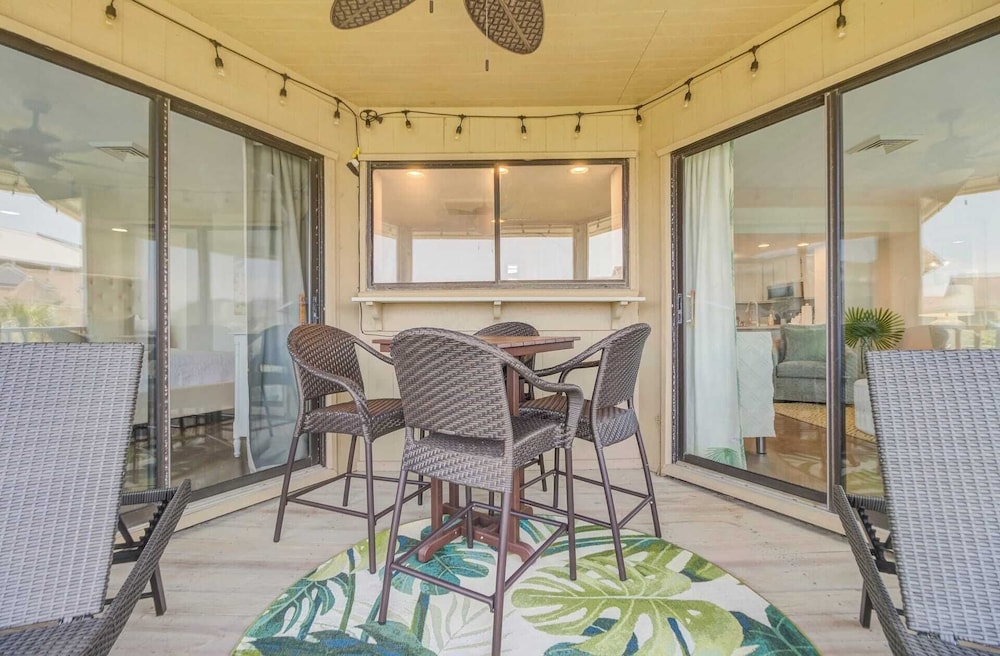 Oceanview Condo + Pool, Balcony & Beach Access 304 D Port O Call by Avantstay