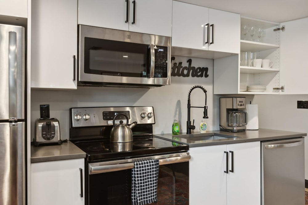 Charming 2BR Townhouse Condo in Heart of DC