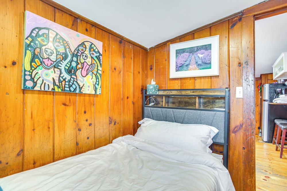 Hot Tub & Kayaks: Dog-friendly House in Yarmouth