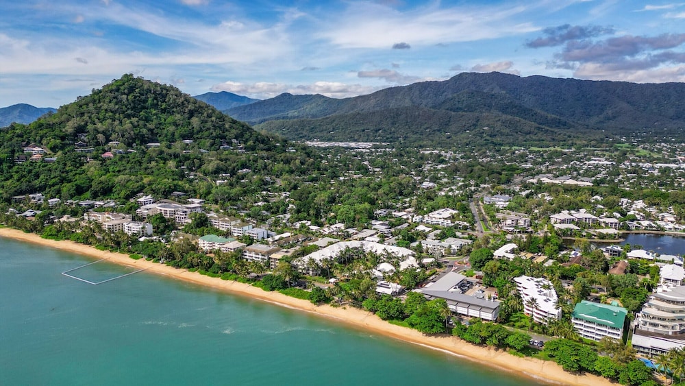 Beachfront 3-bed With Pool & Stunning Ocean Views