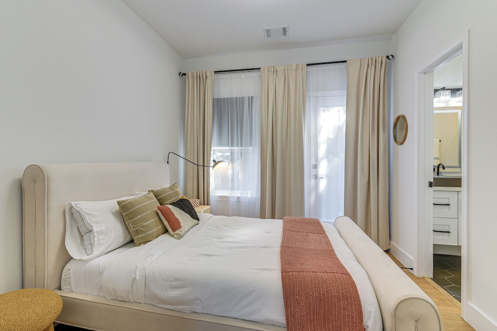 2 Mi to Dtwn Houston: Stylish Retreat w/ Balcony