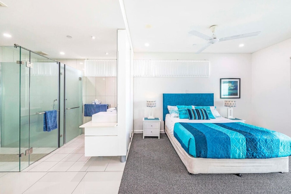 Zen Sapphire Shore Balcony - Pool - Work Desk