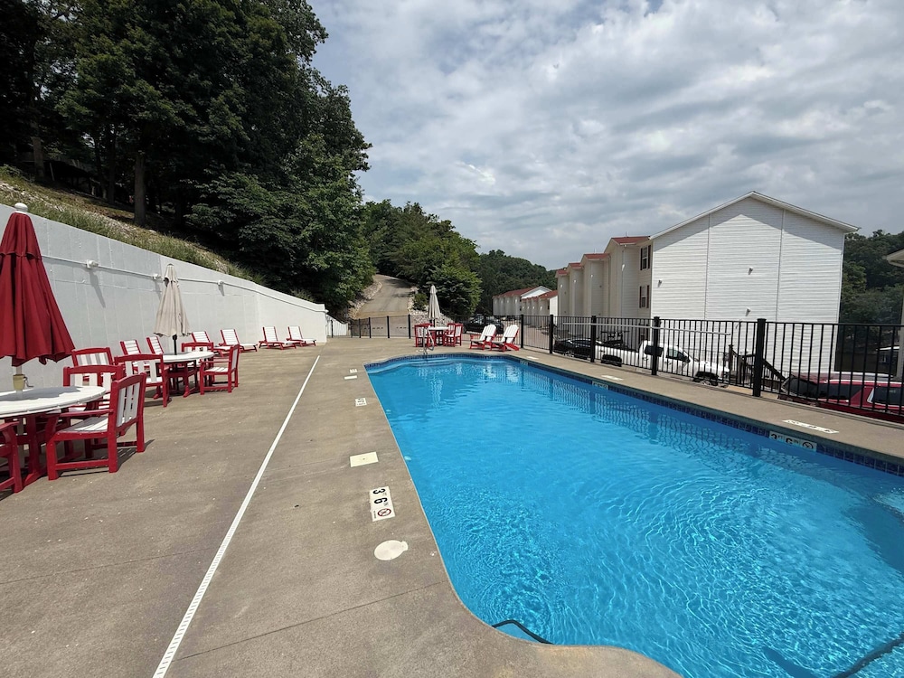 Latibe Retreat Lakefront Condo for 4 w/ Balcony & Pool Access