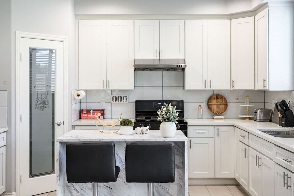Modern Spacious Home Bright Family Group Friendly