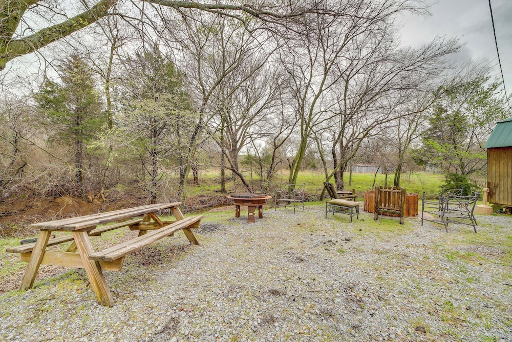Outdoorsy Getaway Near Atoka: Hunt, Fish & Relax!