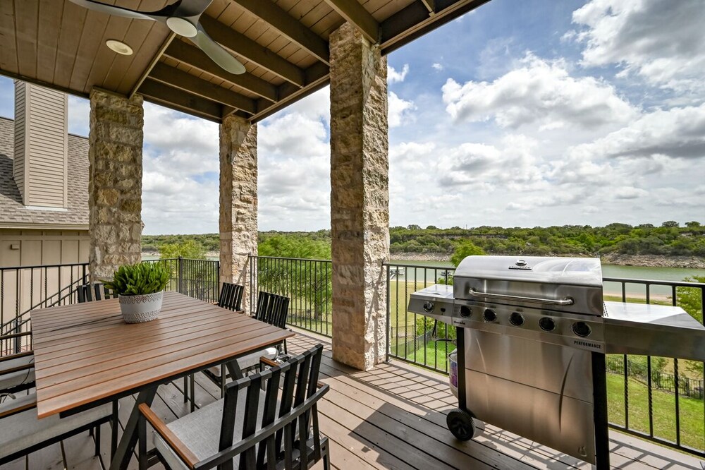 Luxury Lakefront Home-private Dock - Dipping Pool! - Property Image 16