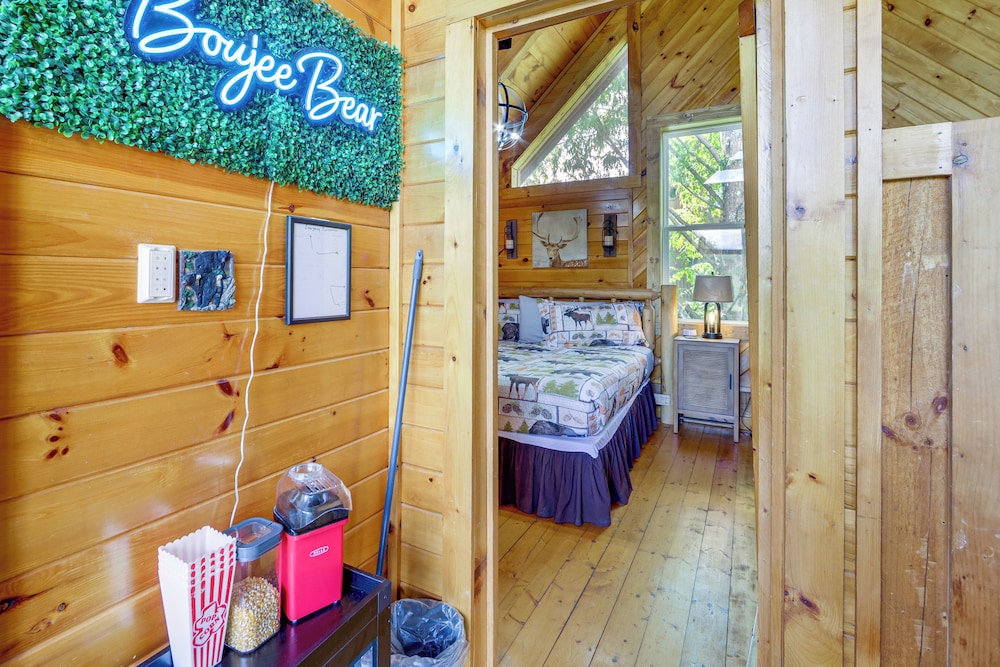 Mins to Dollywood: Boujee Bear Cabin w/ Hot Tub!