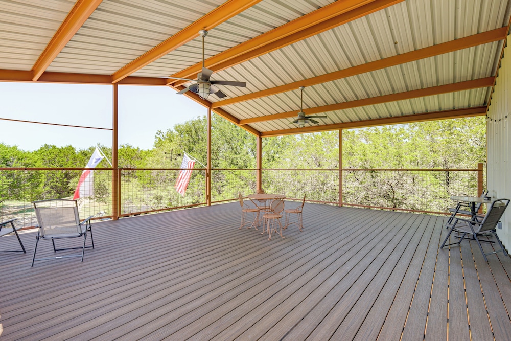 6 Mi to Granbury City Beach Park: Apt w/ Veranda!