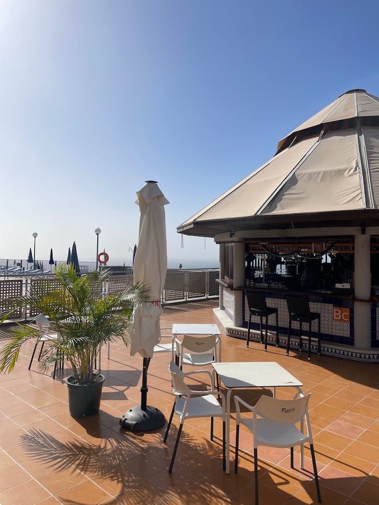 Sunny Seaview Modern apt - Pool and Beach Access