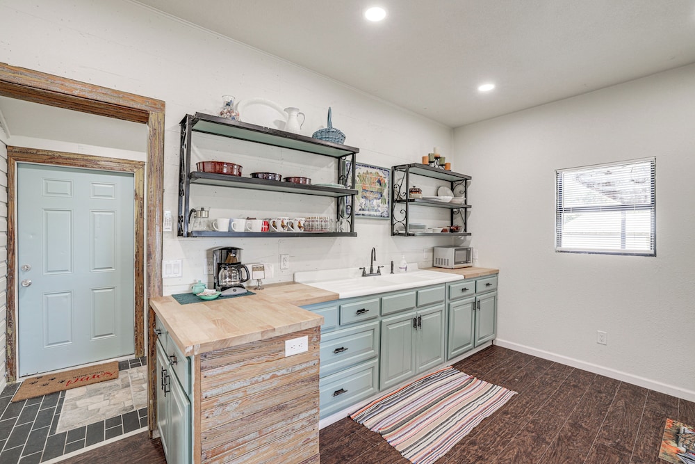 Walk to Historic Square: Jacksboro Home w/ Yard