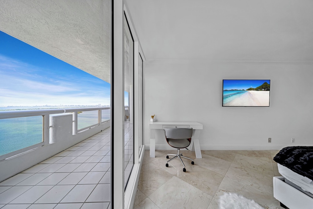 3 Bedroom Condo With Stunning Balcony View