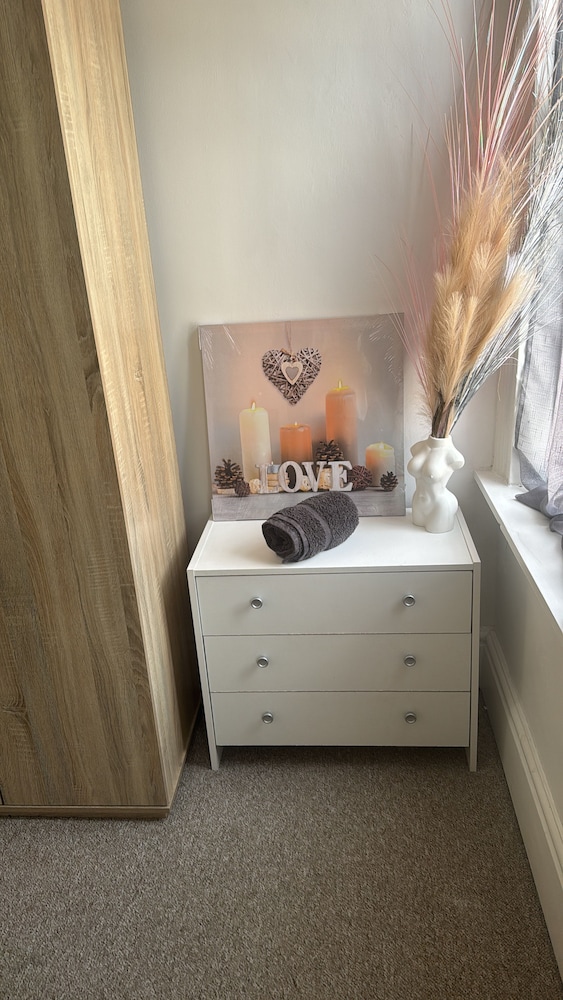 Stylish Home Near Shopping - Book Summer Stays Now