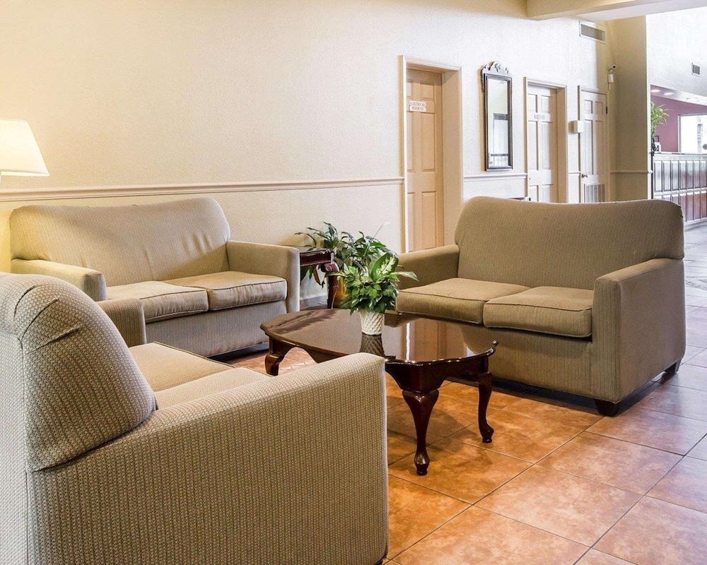 Birmingham Vacations - Econo Lodge - Property Image 5