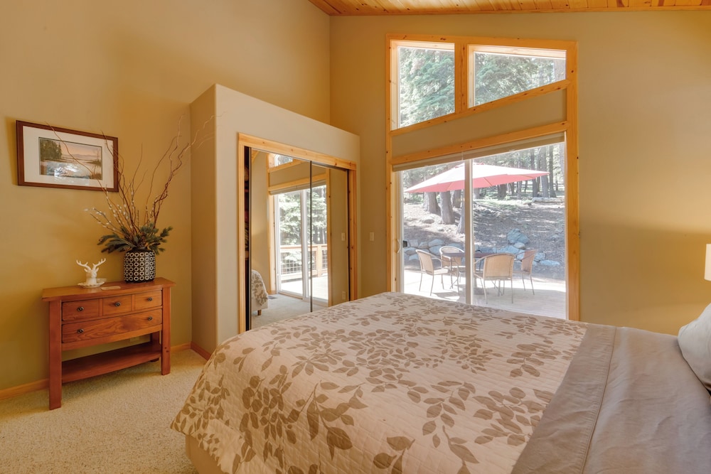 Tahoe Donner Mountain Cabin: Surrounded by Forest! view 5