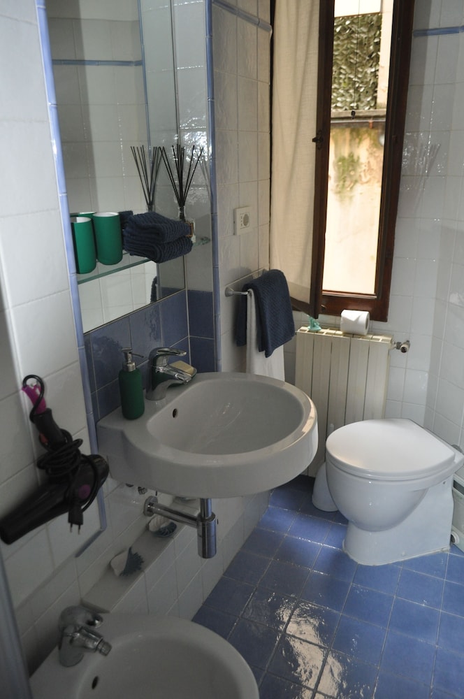 Movida Fiorentina in the Hearth of the Center of Firenze photo 2