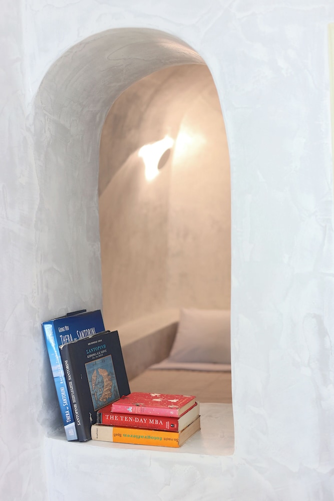 Phaos Oia Suites