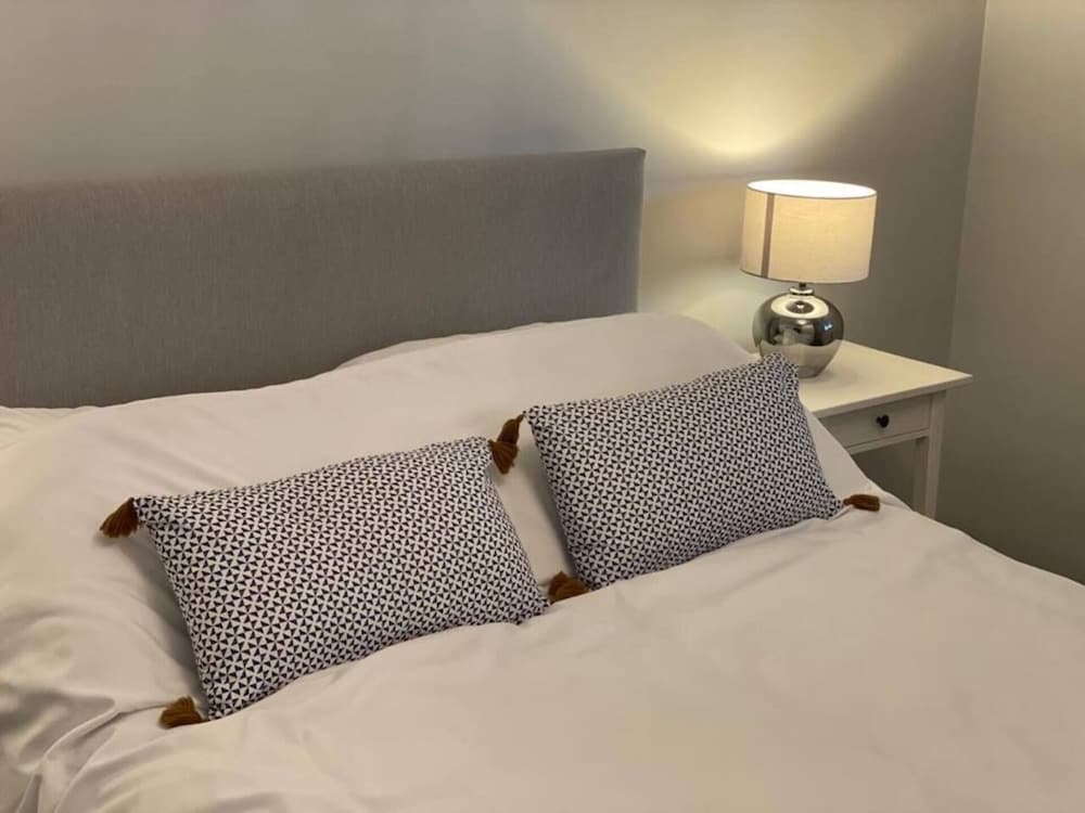 The View, Charming 2-bed Apartment in Shaftesbury, view 4