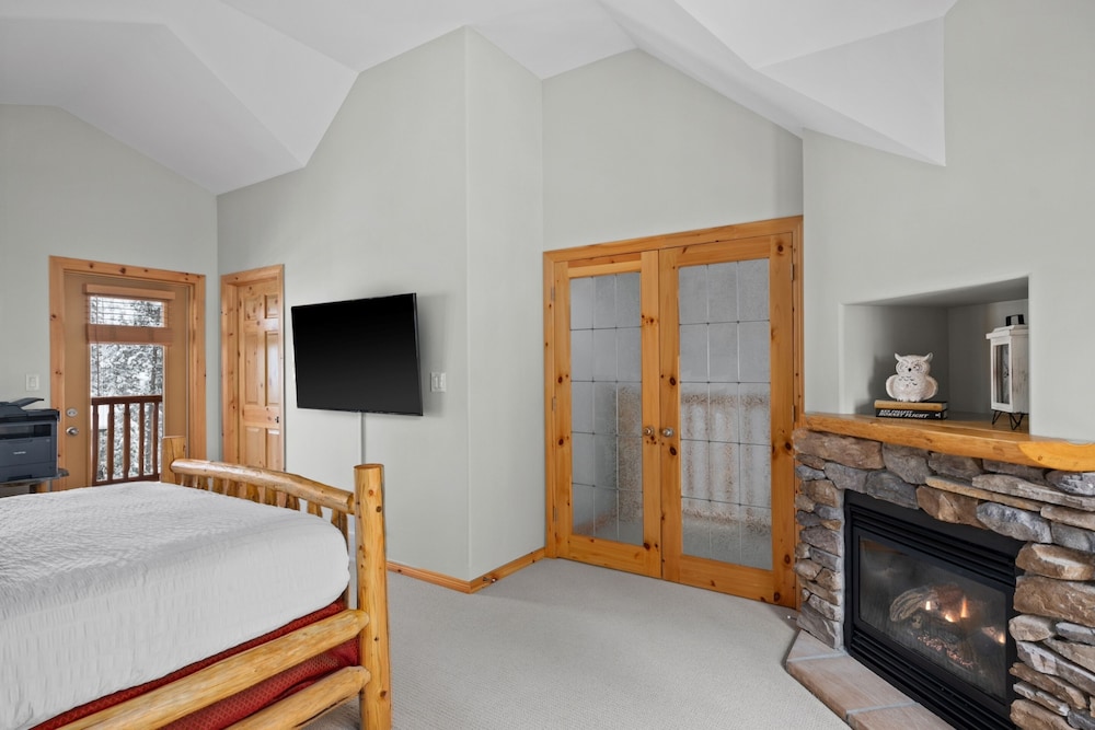 MODERN 4,500 sqft Ski Chalet: 5 Br + 6 Ba | Pool Table | Pool + PRIVATE Hot Tub - Image 3