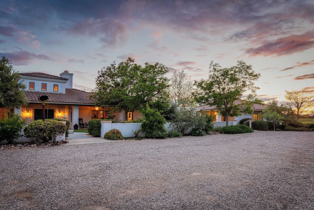 Wellsona Vineyard Retreat + Pool, Hot Tub, Views Main Home + Guest Home