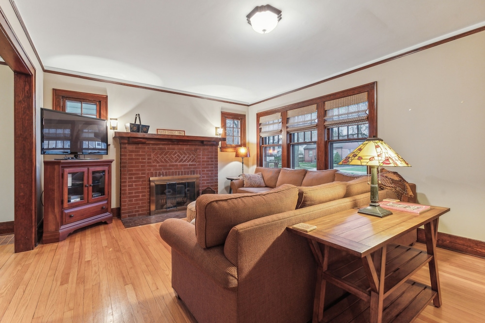 Charming Ann Arbor Retreat Near Dt & Attractions 3 Bedroom Home