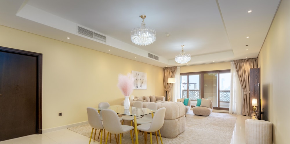 Massive 2 Bedroom with Palm View Balqis