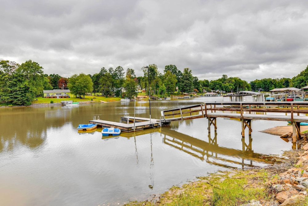 Community Perks + Views: Cozy Lake Norman Cottage