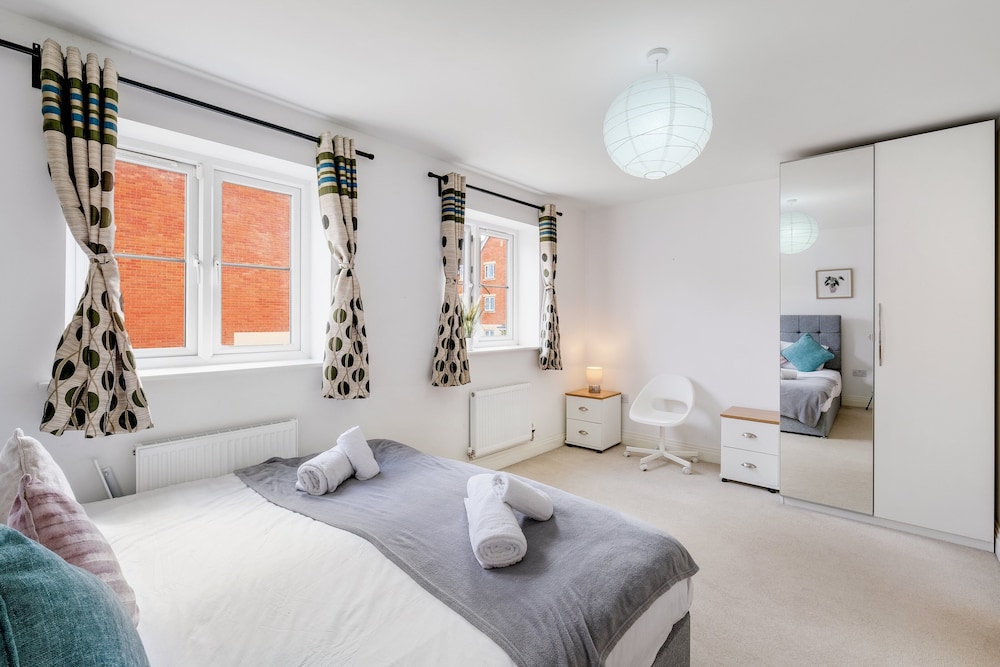 Foxherne 6 Bed & 3 Bath Serviced Hse -20