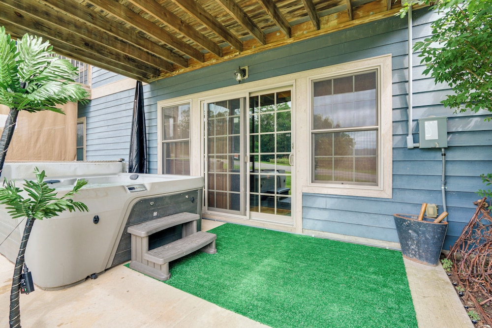 1 Mi to Wisp Resort: Hot Tub Haven in Mchenry!