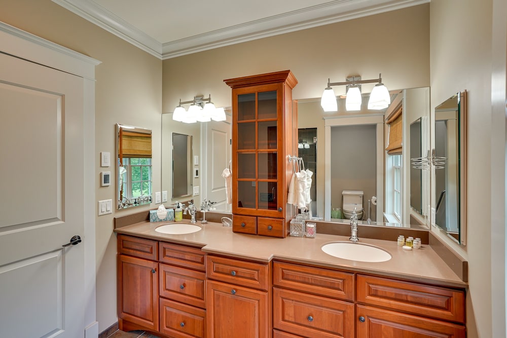 Stockbridge Retreat w/ Pool & Hot Tub!