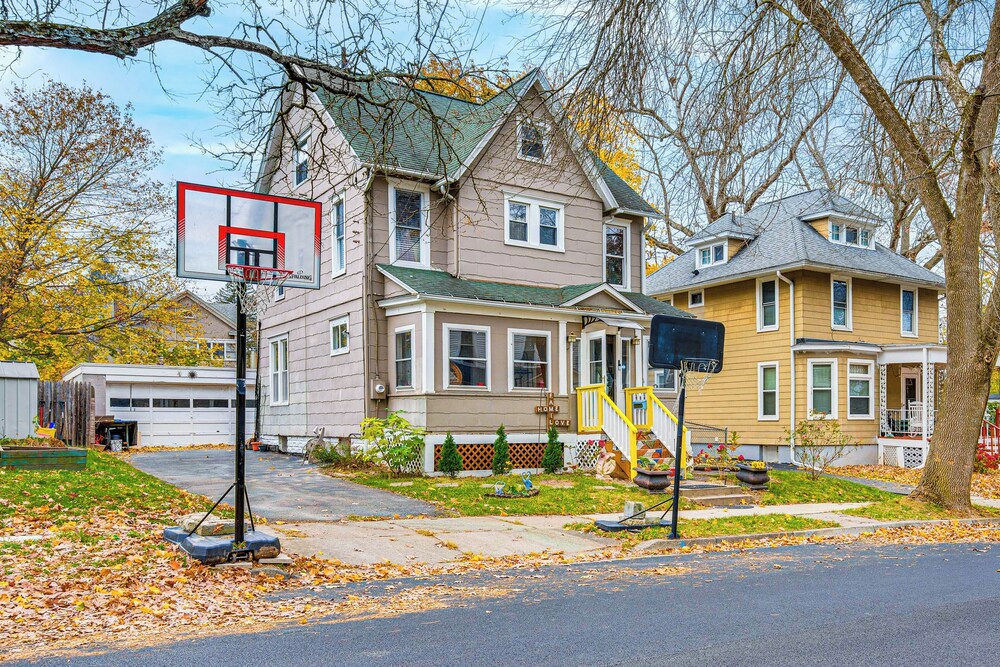 1 Mi to Dtwn: Colorful Binghamton Home