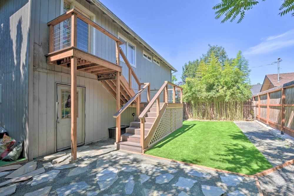 Close to Parks & Brews: Sunny Grants Pass Apt! view 2