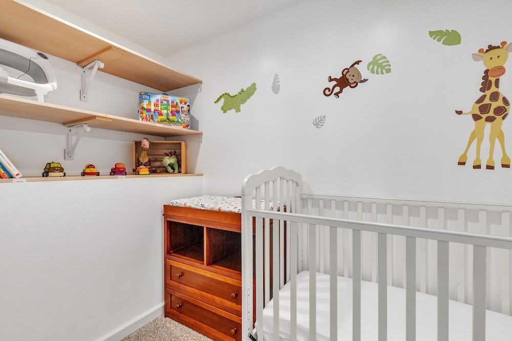 Mommyc's Villa Fun House 4 Bedroom Home by RedAwning view 3