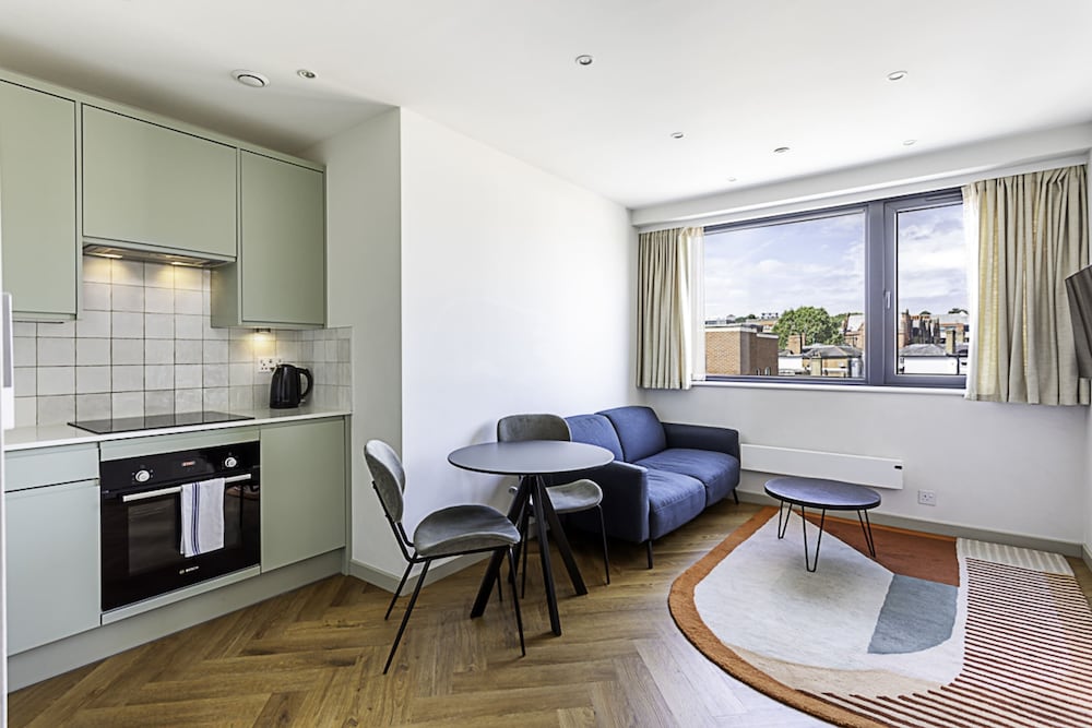 1-bed Apartment: Close to Wimbledon Station