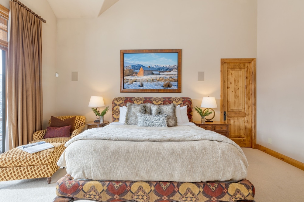 Telemark Luxury Retreat by Avantstay Stunning Views w Hot Tub Theatre Room and Pool Table