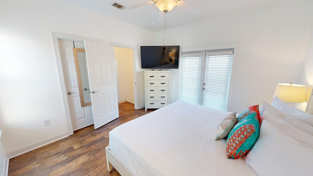Miramar Palms #5 3 Bedroom Condo by RedAwning view 3