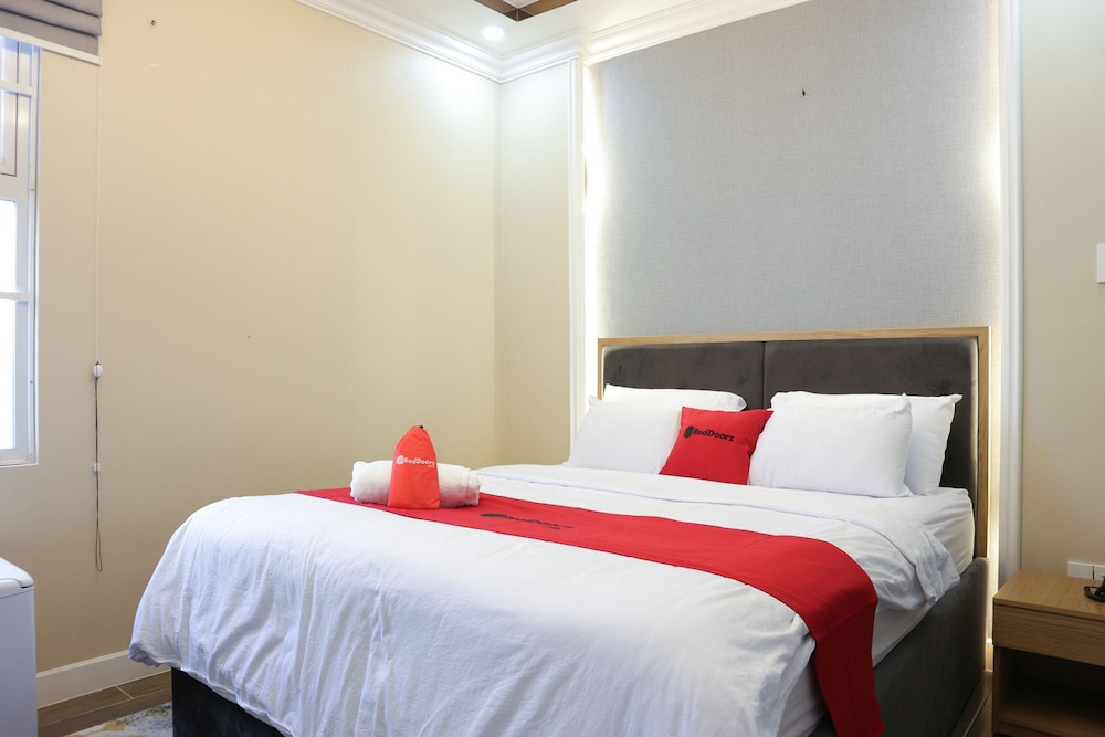 RedDoorz Premium @ Nguyen Oanh Street