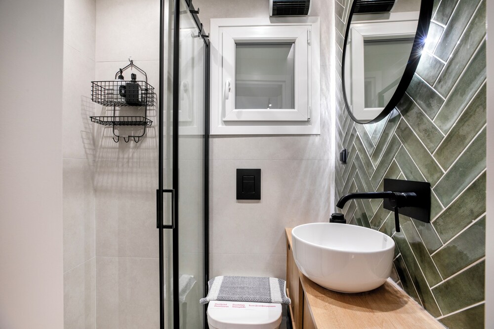 Lyndon Deluxe Studio Athens Escape
